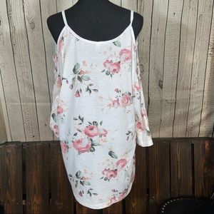 🦄 Ceaskery XL white floral top, cutout sleeves